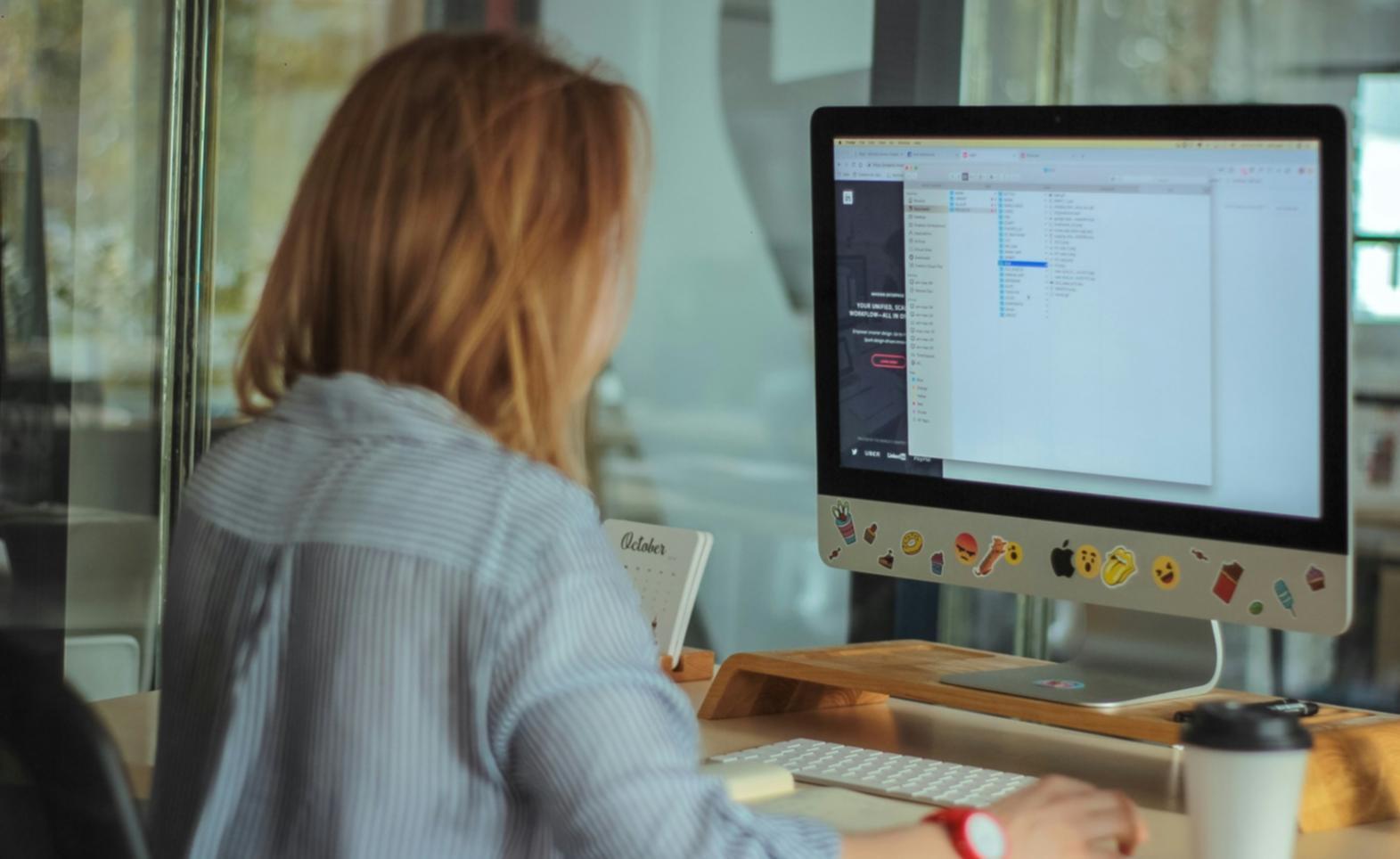 Grupo de emprendedores colaborando en un proyecto financiero