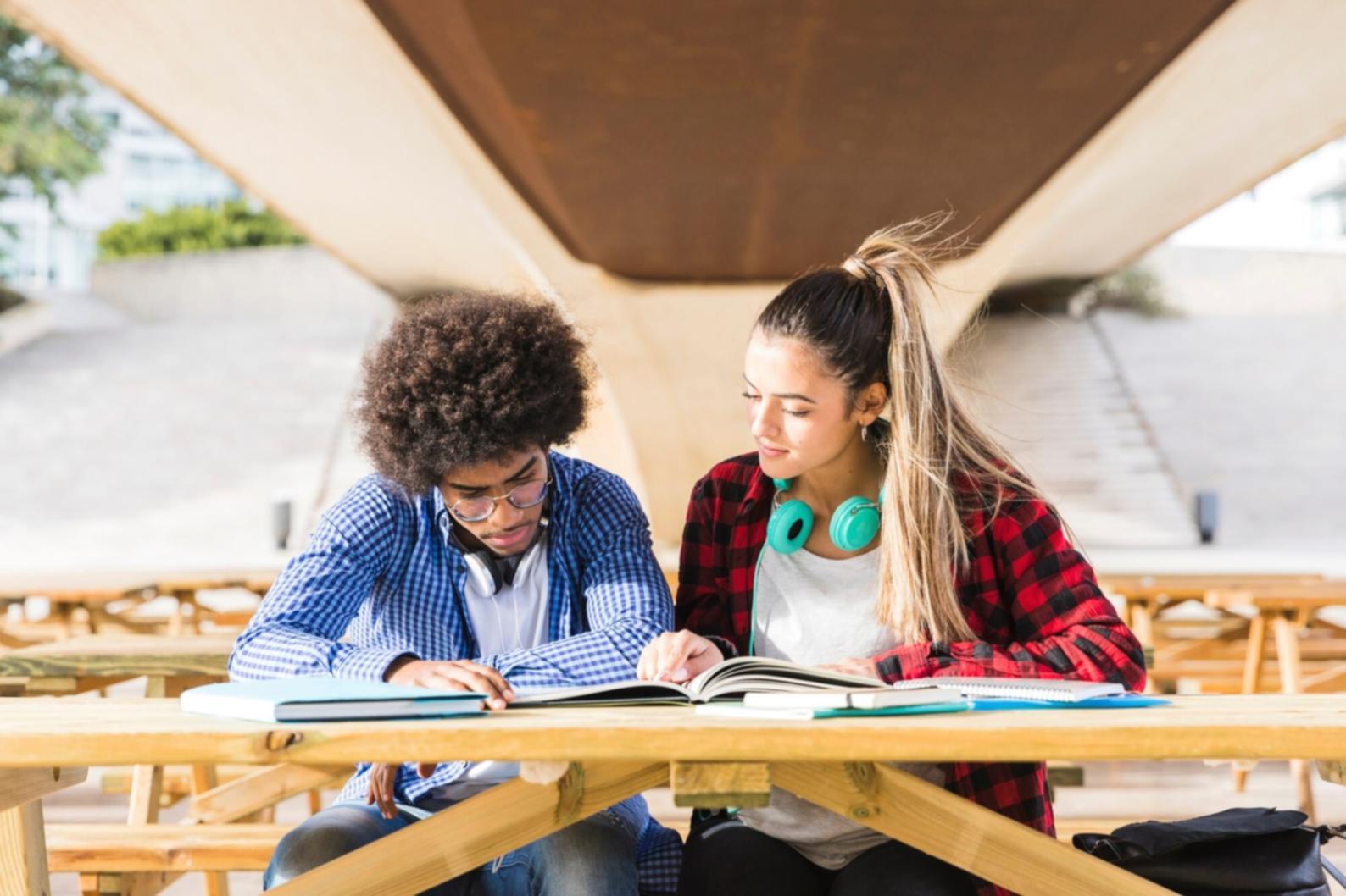 Profesionales trabajando en estrategias financieras creativas